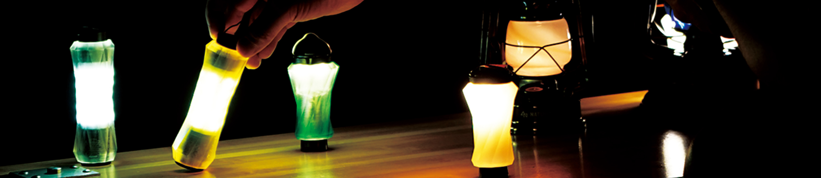 自然の中で灯るランタンのイメージ