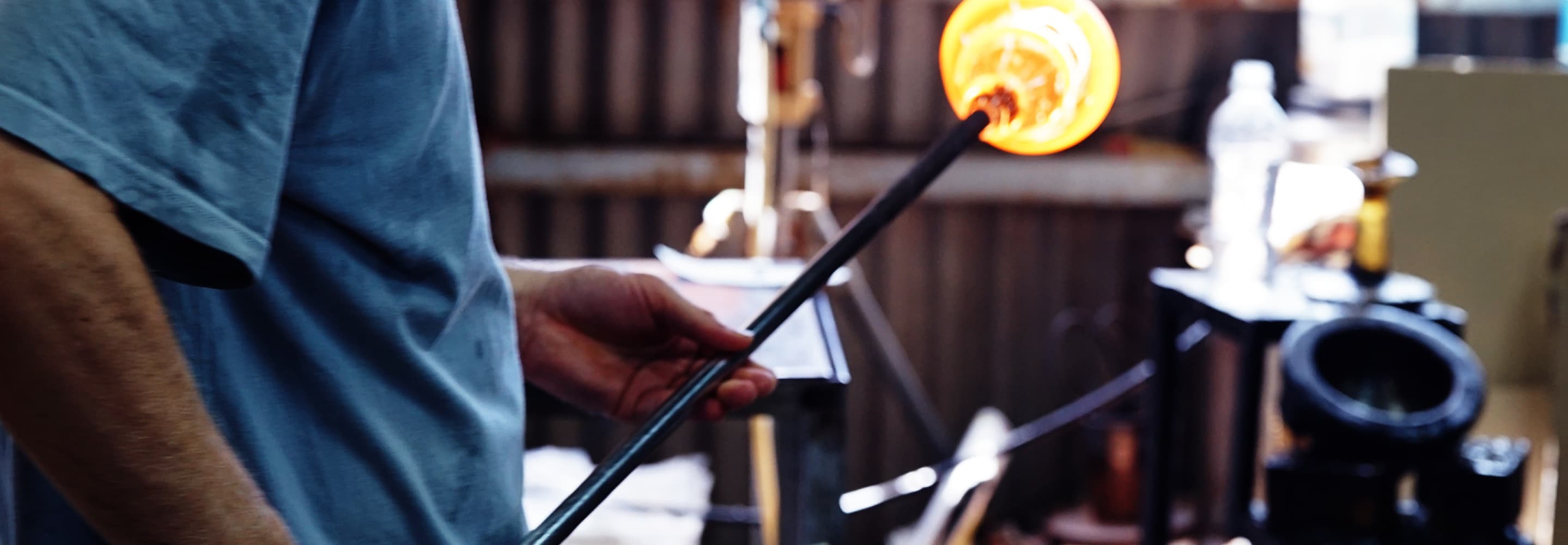 ランタンのホヤ制作の様子